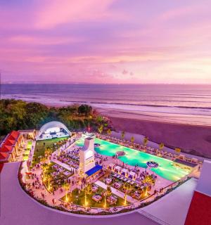 夜间海滩的鸟瞰图