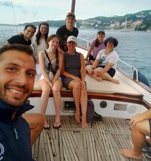 一群人坐在船上