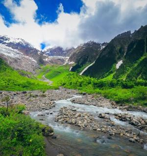 山谷中间的一条河流
