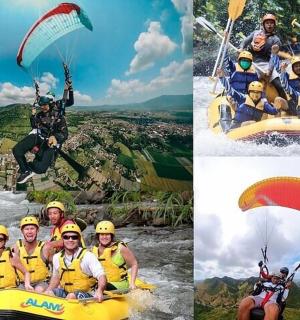 skupina lidí na voru ve vodě