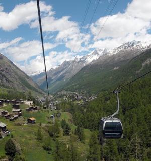 乘坐缆车穿越山谷