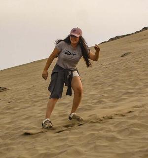 žena stojící v písku v poušti