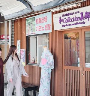 两名女子站在商店前，旁边还有一名模特