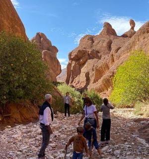 一群人穿过岩石峡谷