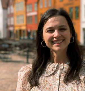 一名女子站在一栋建筑物前