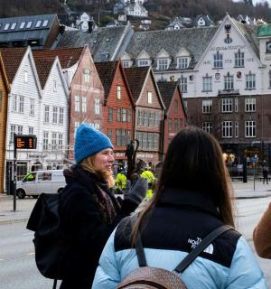 一群妇女走在城市街道上