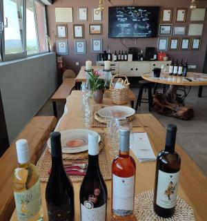 桌子上摆放着一组酒瓶