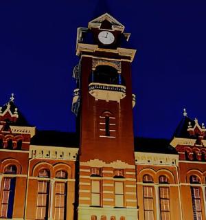 一座顶部有钟楼的建筑