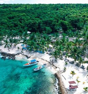 海滩鸟瞰图,海滩上有船只