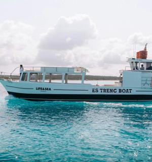 一艘漂浮在海洋水面上的船