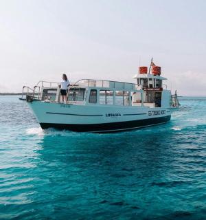 水中央的一艘船