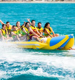 一群人乘坐木筏在水中