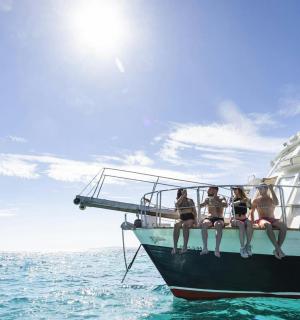 一群人坐在海上的船上