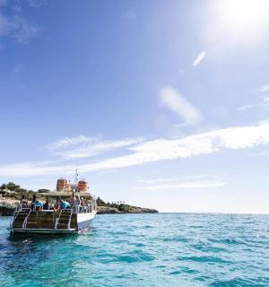 一群人在水中乘船