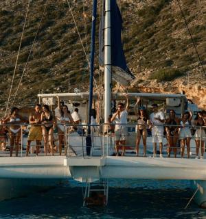 一群人在水中的船上