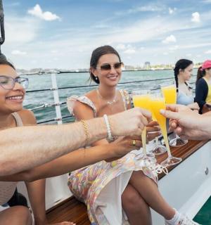 一群人在船上喝酒