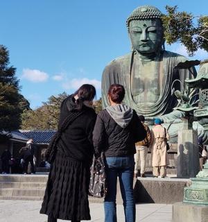 两名女子站在雕像前