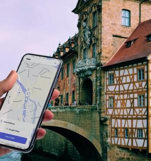 一个人在建筑物前拿着手机