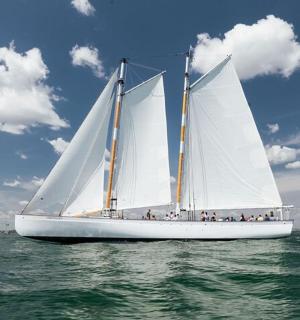 loď s bílými plachtami na vodě