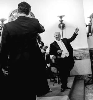 muž objímá ženu na svatbě