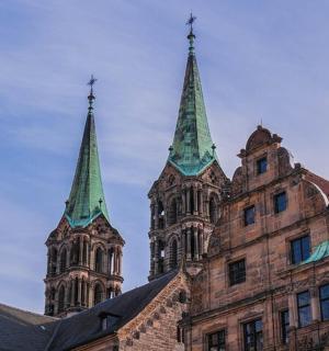 一座顶部有两座塔楼的老建筑