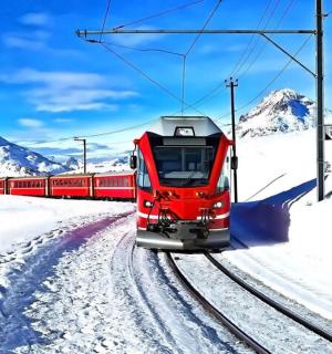 karda raylarda kırmızı bir tren