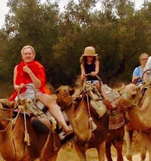 一群人骑马在土路上