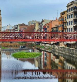 城市中横跨河流的一座红桥