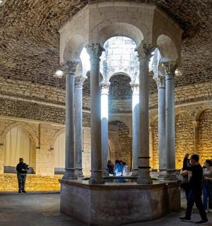 skupina lidí stojících kolem fontány v budově