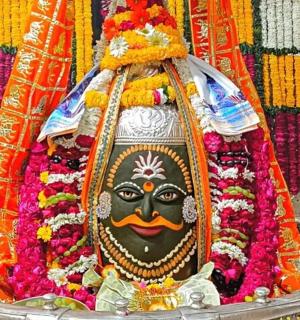 一堆花上的面具雕像