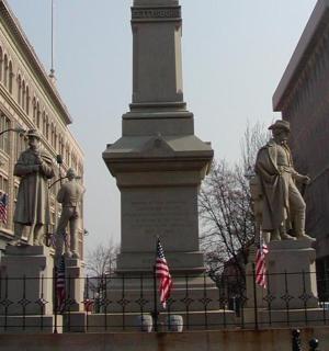 památník se dvěma sochami před budovou
