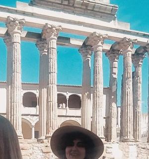 eine Gruppe von Menschen steht vor einem Gebäude