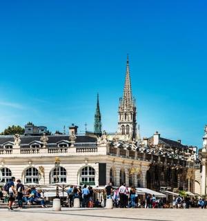 一座前面有雕像的大楼