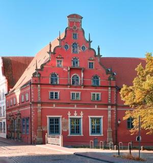 街道上一座带塔楼的红色大楼