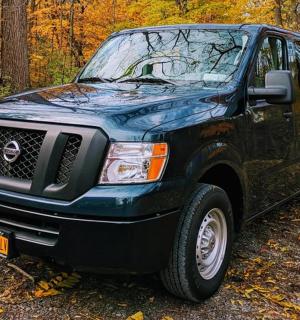 一辆黑色日产纳瓦拉停在树林里