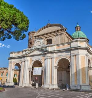 velká budova se zelenou kopulí na ulici