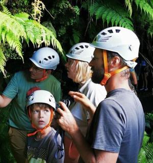 skupina lidí s ochrannými přilbami v džungli
