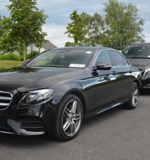 dvě auta zaparkovaná vedle sebe na parkovišti