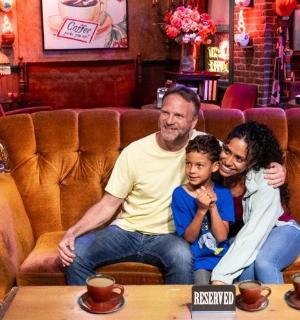 一群人坐在酒吧的椅子上