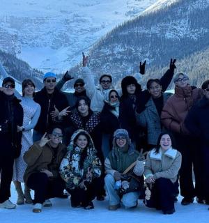 sekumpulan orang bergambar di hadapan gunung