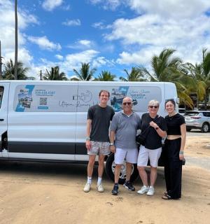 一群人站在一辆货车前