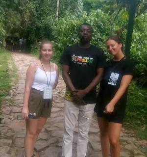 三个人站在土路上