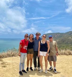 一群人站在山顶上