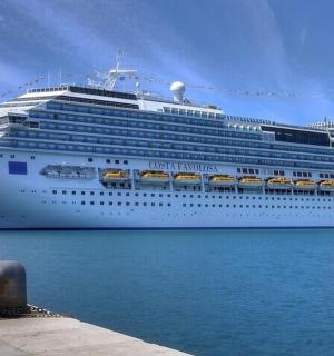 一艘游轮停靠在水中