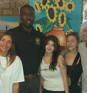 一群人站在一名警察旁边