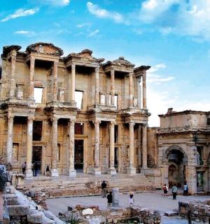 一座前面有柱子的古建筑