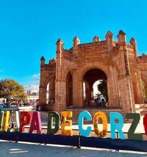 砖砌建筑前的标志