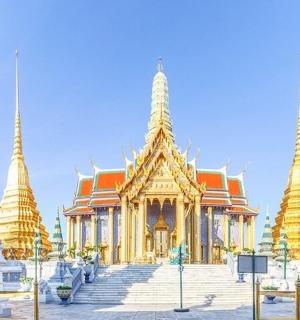 будівля з кількома шпилями попереду