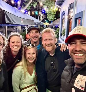 一群人摆姿势拍照