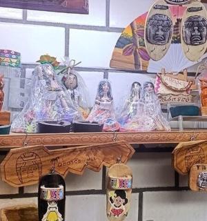 架子上放着许多不同的物品